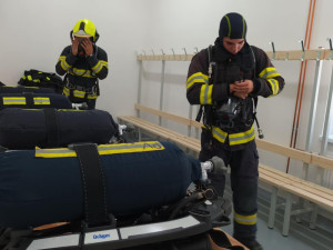 FOTOGALERIE: Kouř, stísněné prostory, dětský pláč. Hasiči v Hamrech otevřeli unikátní výcvikový trenažér