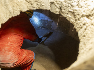 Tajemná komnata pod kaplí ve sloupu Nejsvětější Trojice. Unikát v Olomouci zkoumají archeologové