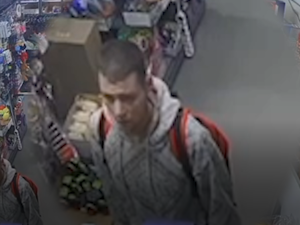 VIDEO: Kvůli krádeži kabelky s platební kartou policie pátrá po dvou mužích. Neznáte je?