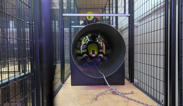 FOTOGALERIE: Kouř, stísněné prostory, dětský pláč. Hasiči v Hamrech otevřeli unikátní výcvikový trenažér