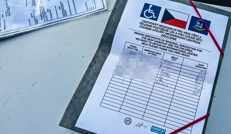 Hluchoněmí podvodníci provozovali falešnou sbírku. Zázračně je uzdravili strážníci