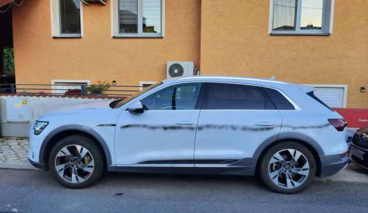 Posprejovaný vůz Audi v Zábřehu