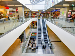 V prostějovském obchodním centru tříletý chlapec zastavil eskalátor, hrál si s klackem