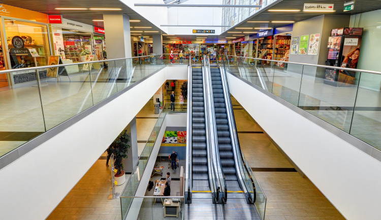 V prostějovském obchodním centru nejezdí eskalátor. Zastavil ho tříletý chlapec