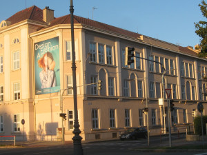 Prostějovské oděvní školství má stopadesátiletou tradici. Na jeho počátku byla tkalcovská škola