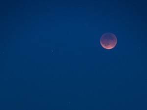 Úplné zatmění Měsíce zaujalo i na Hané. Neobvyklá podívaná přišla o něco později