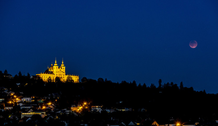 Zatmění Měsíce poblíž Baziliky Navštívení Panny Marie na Svatém Kopečku u Olomouce