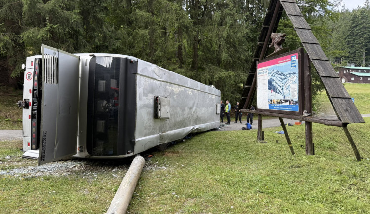 Ve Starých Hamrech havaroval autobus se studenty, jsou hlášeni zranění