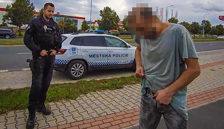 Muž běhal po městě s obnaženým údem a pronásledoval ženu. Nahlásil ho svědek