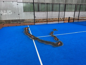 Vandal v Přerově odstřihl kameru a zapálil kurt na padel. Policie a sportovci pátrají po pachateli