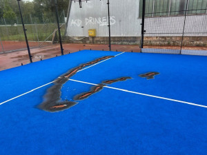 Vandal v Přerově odstřihl kameru a zapálil kurt na padel. Policie a sportovci pátrají po pachateli