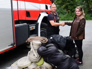 Houpačky a prolézačky pro zvířata. Hasiči věnovali olomoucké zoo vyřazené hadice