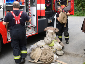Houpačky a prolézačky pro zvířata. Hasiči věnovali olomoucké zoo vyřazené hadice