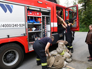 Houpačky a prolézačky pro zvířata. Hasiči věnovali olomoucké zoo vyřazené hadice