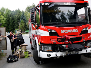 Houpačky a prolézačky pro zvířata. Hasiči věnovali olomoucké zoo vyřazené hadice