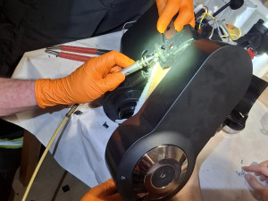 Žena z Olomouce si zasekla ruku z kávovaru, pomohli jí až hasiči. Přístroj to nepřežil