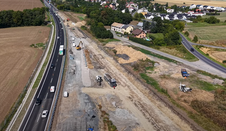 Nová stavba dálnice D35, napravo obec Křelov-Břuchotín