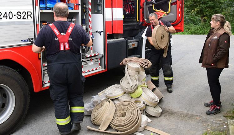 Houpačky a prolézačky pro zvířata. Hasiči věnovali olomoucké zoo vyřazené hadice