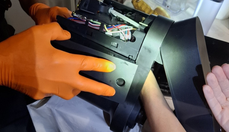 Žena z Olomouce si zasekla ruku z kávovaru, pomohli jí až hasiči. Přístroj to nepřežil