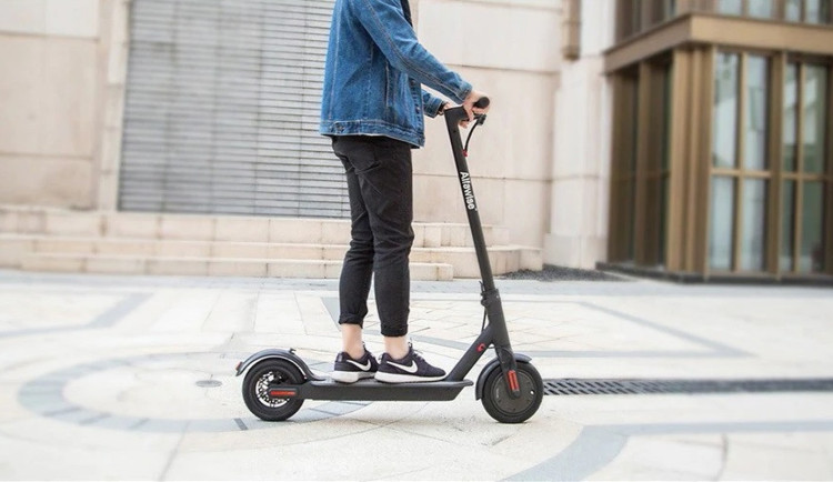 Opilá žena jela na Třebíčsku na koloběžce, u sebe měla dítě. Oba vyrazili bez helmy