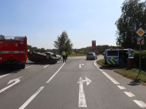 Mladík v Tesle vjel v Olomouci do cesty druhému vozu, starší řidič po havárii skončil v nemocnici
