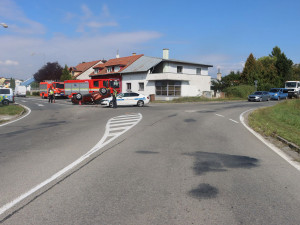 Mladík v Tesle vjel v Olomouci do cesty druhému vozu, starší řidič po havárii skončil v nemocnici