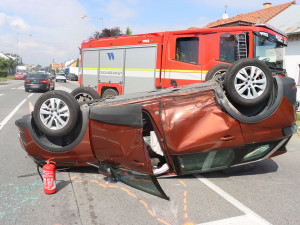 Mladík v Tesle vjel v Olomouci do cesty druhému vozu, starší řidič po havárii skončil v nemocnici