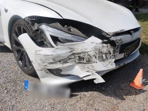 Mladík v Tesle vjel v Olomouci do cesty druhému vozu, starší řidič po havárii skončil v nemocnici