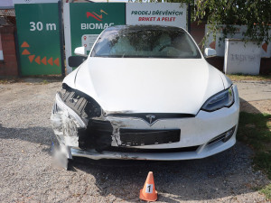 Mladík v Tesle vjel v Olomouci do cesty druhému vozu, starší řidič po havárii skončil v nemocnici