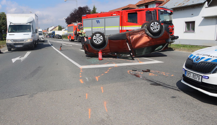 Mladík v Tesle vjel v Olomouci do cesty druhému vozu, starší řidič po havárii skončil v nemocnici