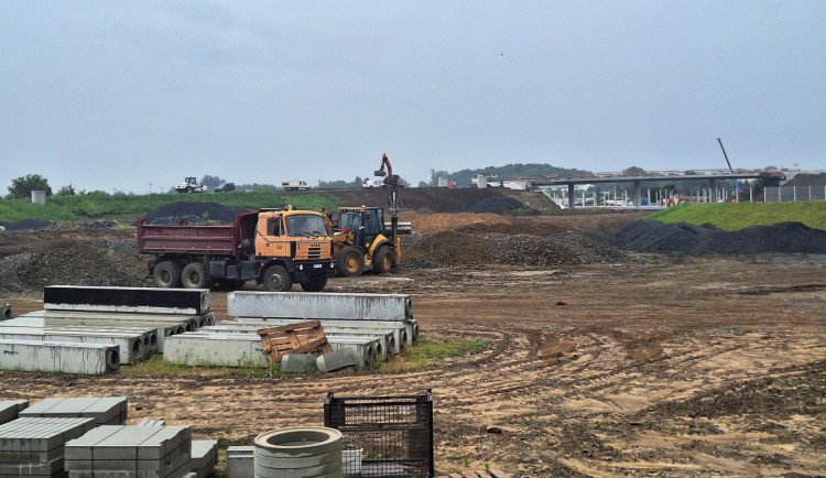 Kdo za to může? Náhradní zeleň u stavby D1 u Přerova chybí už dva roky