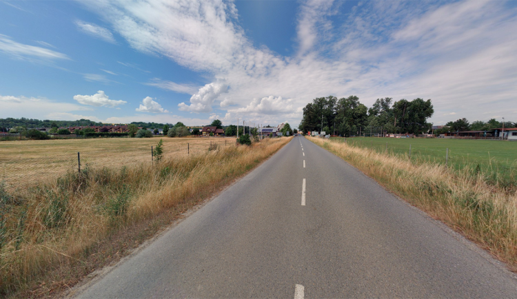 Naproti hřišti v Nemilanech by na městském pozemku mohla vyrůst nová sportovní hala