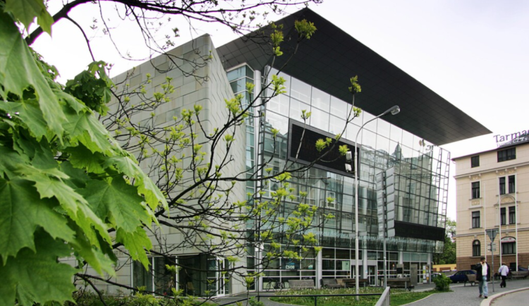 Stavba smíření, ve které sídlí knihovna i synagoga, slaví 25 let. Zůstává nadčasová