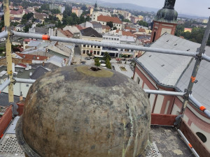Báň radnice v Hranicích skrývala mince či fotografie módy. Věž prochází opravou