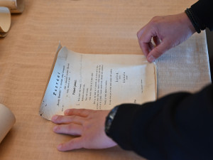 Báň radnice v Hranicích skrývala mince či fotografie módy. Věž prochází opravou