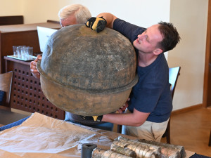 Báň radnice v Hranicích skrývala mince či fotografie módy. Věž prochází opravou