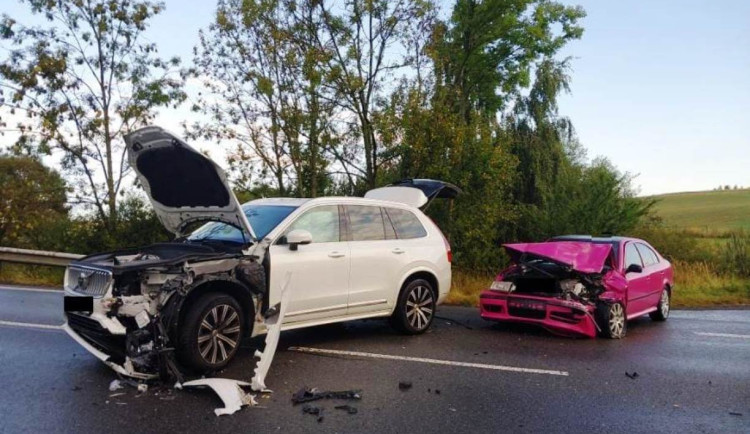 Ranní nehoda na Hosáku. Tři auta se srazila, na místě jsou tři zranění