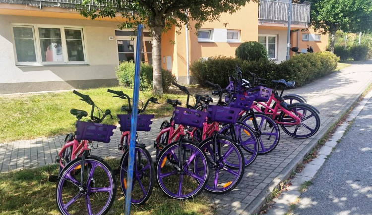Sdílená kola i v Hruškových Dvorech, lidé to vítají. Jak to bude s koloběžkami?