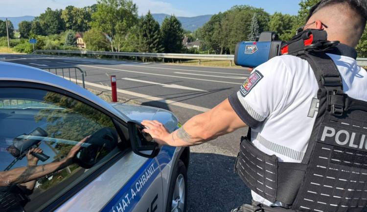 Každý druhý řidič nedodržuje nejvyšší povolenou rychlost, ukázala kontrola tento týden