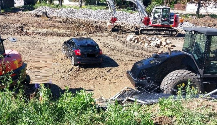 Řidič náklaďáku se srazil s řidičkou v autě. Žena skončila v rukou lékařů
