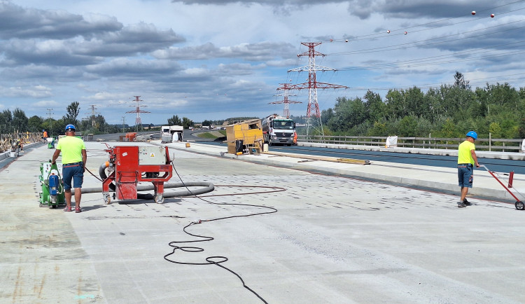 Rozestavěná D1 u Přerova se otevře veřejnosti. Berte si kola, koloběžky či brusle, vyzývají silničáři
