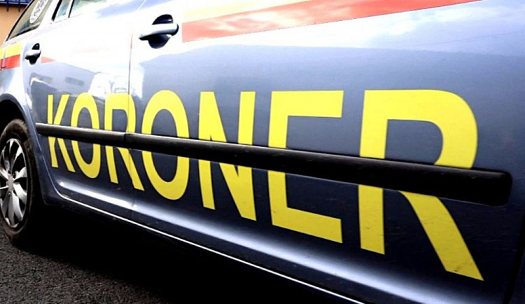 Muž dobrovolně vstoupil před rozjetý vlak. Srážku nepřežil a zemřel na místě