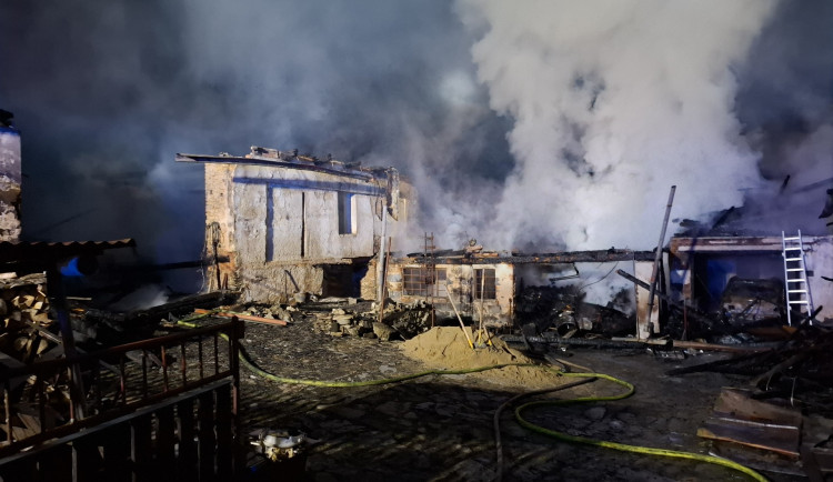 Požár hospodářských budov v Kopřivné na Šumpersku. Škoda přesáhne 1 milion korun