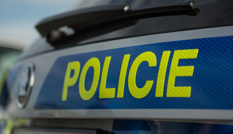 Policie řešila incident v bytě v Braníku, jeden z mužů utekl na střechu