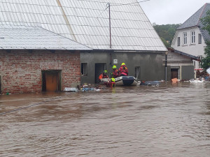 VIDEO: Při povodních šlo častokrát o život. Hasiči zachránili stovky lidí