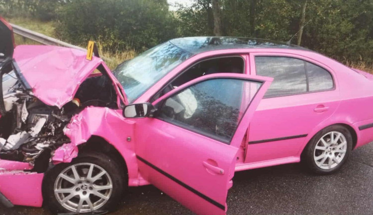 Řidička legendární růžové Octavie, co v pátek u Hosova bourala, hledá své zachránce