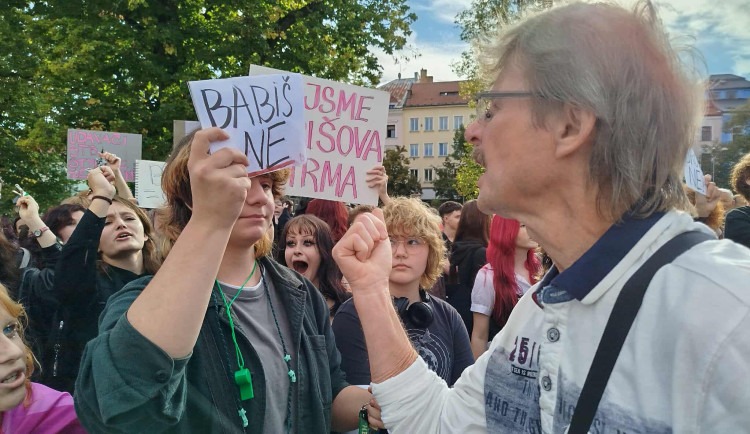 VIDEO: Stát není firma, Babiše už ne. Šéfa hnutí ANO v Jihlavě čekali mladí odpůrci