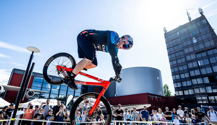 Hradecká nábřeží jsou dneska plná kol, koloběžek i fanoušků Petra Krause