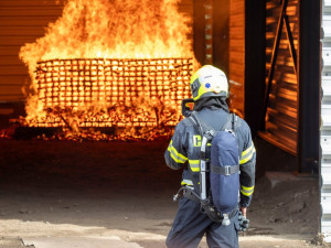 FOTOGALERIE: Mohutná hranice dřeva hořela v Jeseníku uprostřed průmyslové haly. Šlo o test