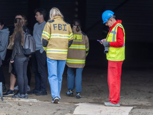 FOTOGALERIE: Sedmimetrová hranice dřeva hořela v Jeseníku uprostřed průmyslové haly. Šlo o test